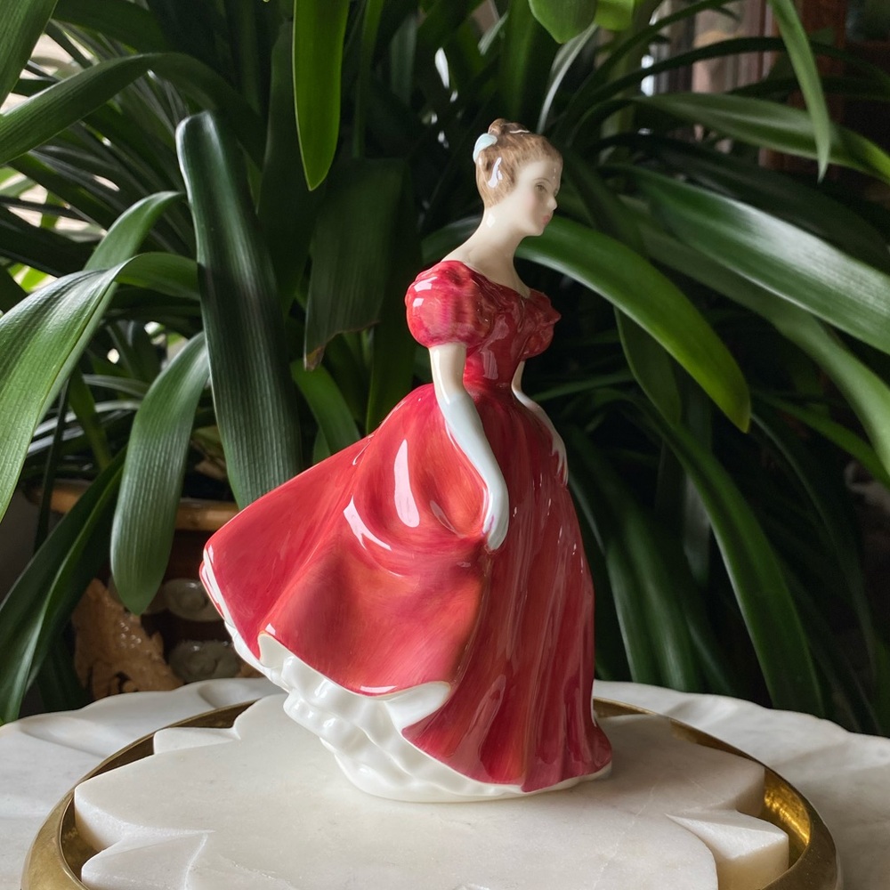 Royal Doulton Winsome Porcelain Hand Decorated Figurine - Original Sticker Tag - Picture 6 of 10